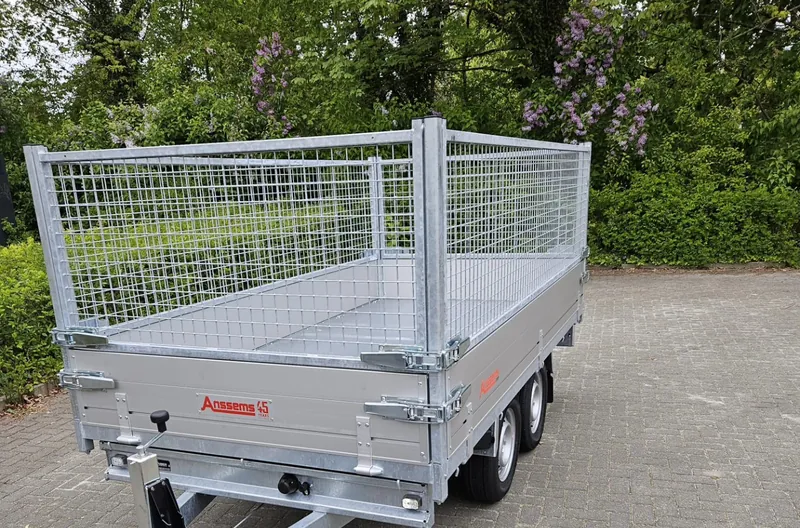 Neuer Kippanhänger für den Abtransport von Grünschnitt